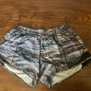 lululemon low rise 4in hotty hot shorts! size 10!